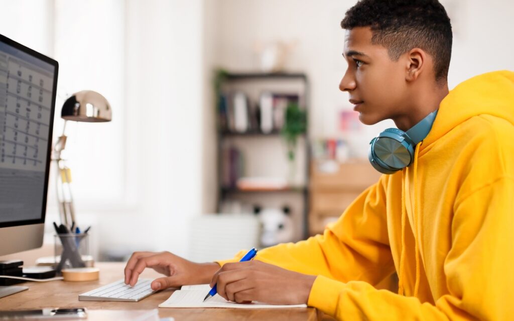 Jovem negro usando um computador