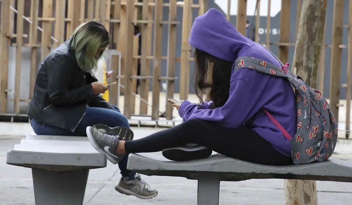 Telefone celular na sala é desafio para o dia-a-dia de professores