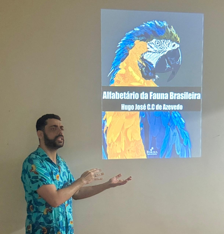 Hugo explicando o conceito da capa
