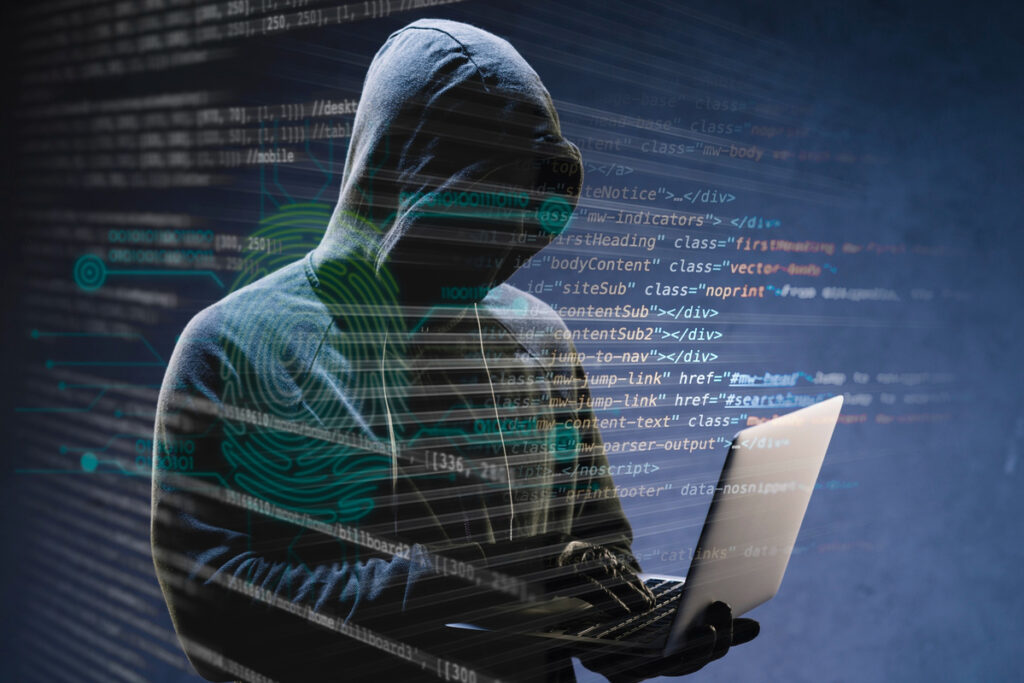 Homem usando moletom operando um laptop