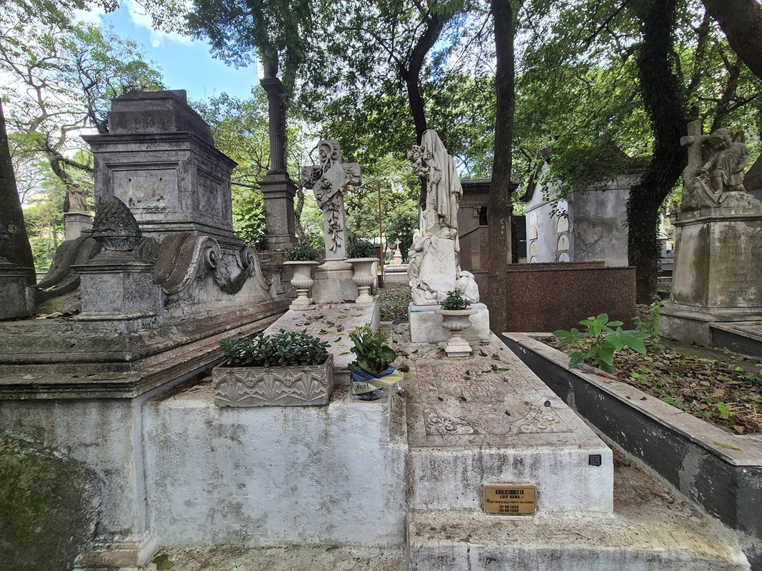 Cemitérios de SP preservam histórias de personalidades negras