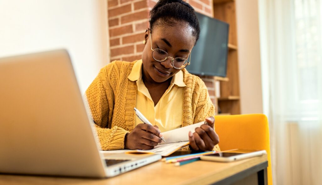 Jovem negra estudando em casa