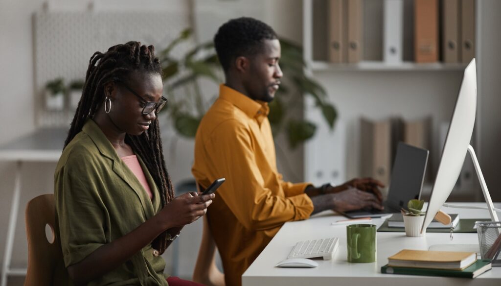 Jovens negros trabalhando no escritório