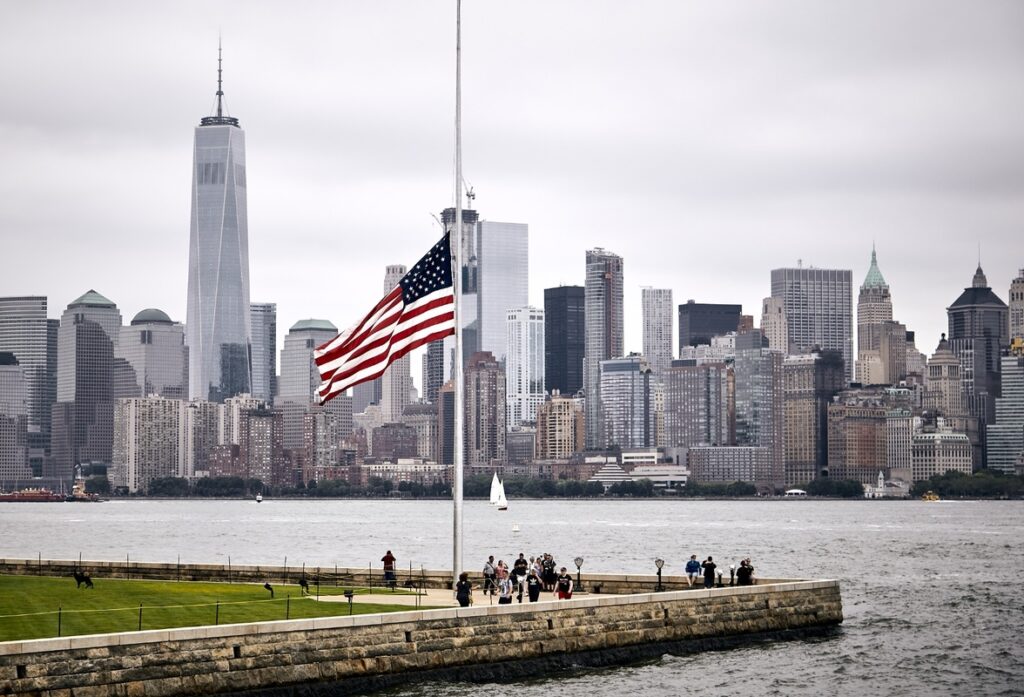 Vista de Manhattan e bandeira dos EUA