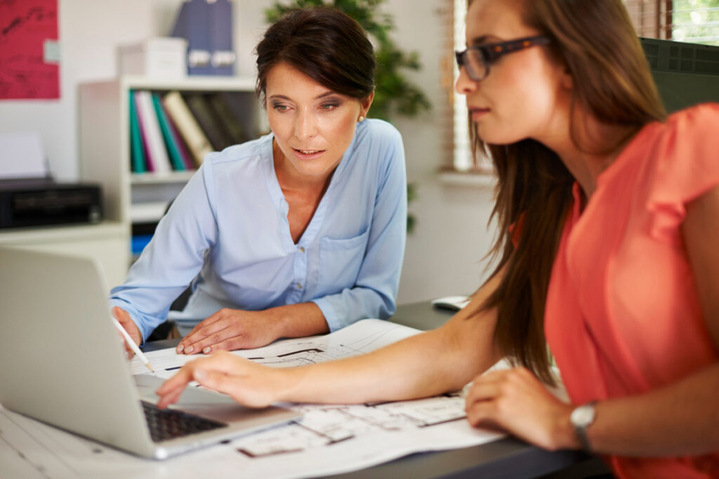 duas mulheres consultando dados no computador