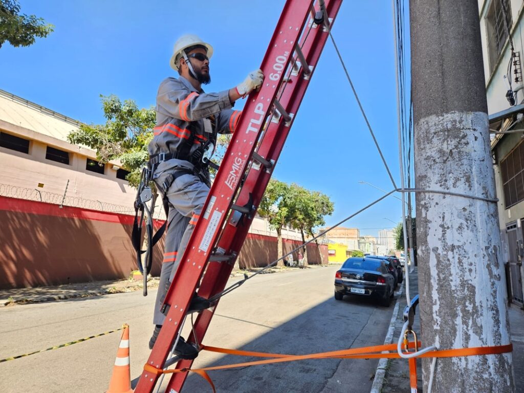 Técnico na escada