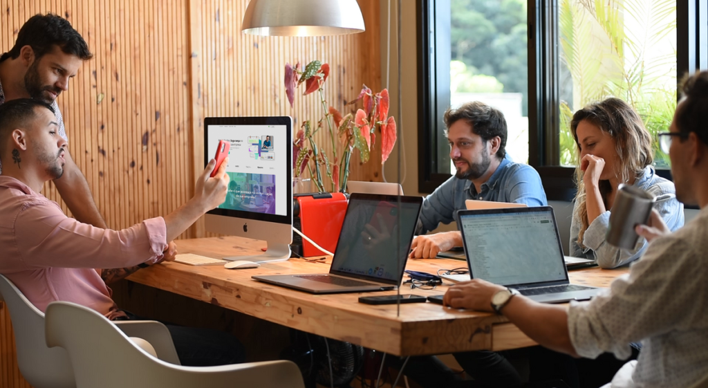 Pessoas no escritório em reunião