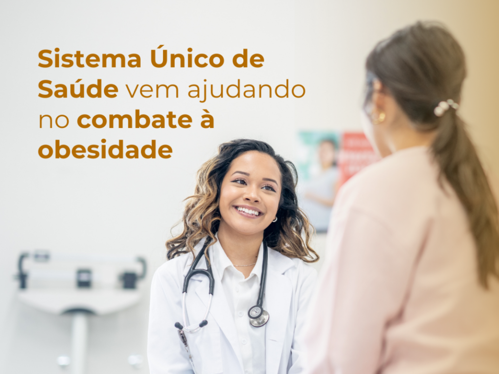 Médica conversando com paciente