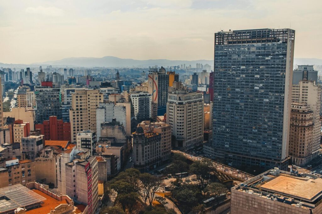 Vista urbana com prédios e céu nublado