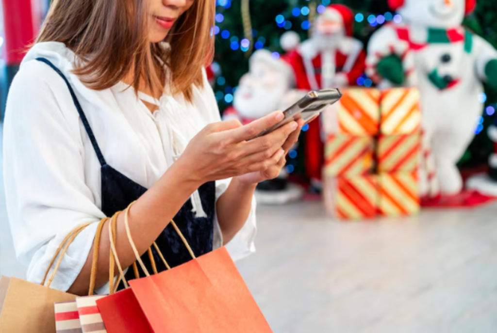 Mulher fazendo compras natalinas