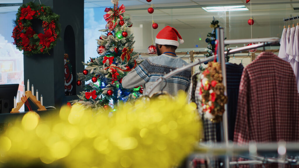 Decorando árvore de Natal em loja.
