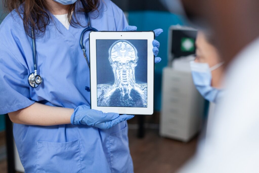 Médica segurando tablet