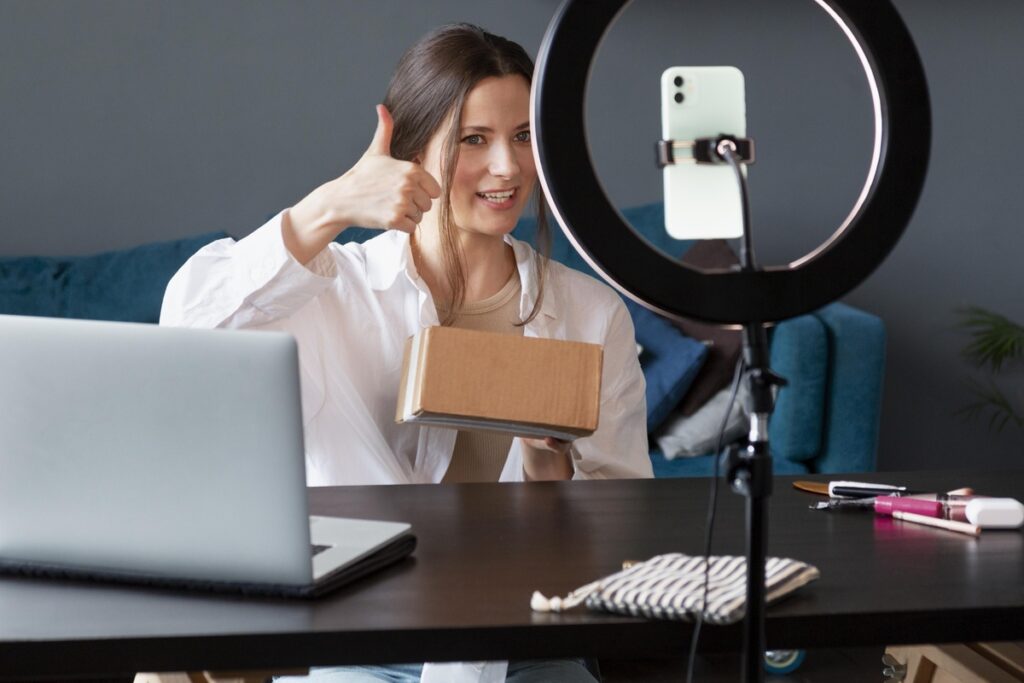 Mulher gravando vídeo de acessórios.