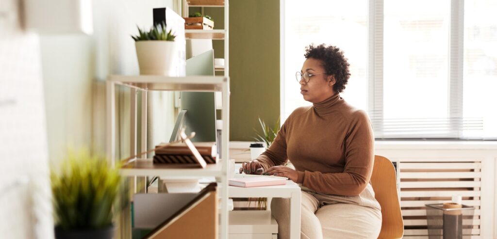 Mulher negra procurando emprego
