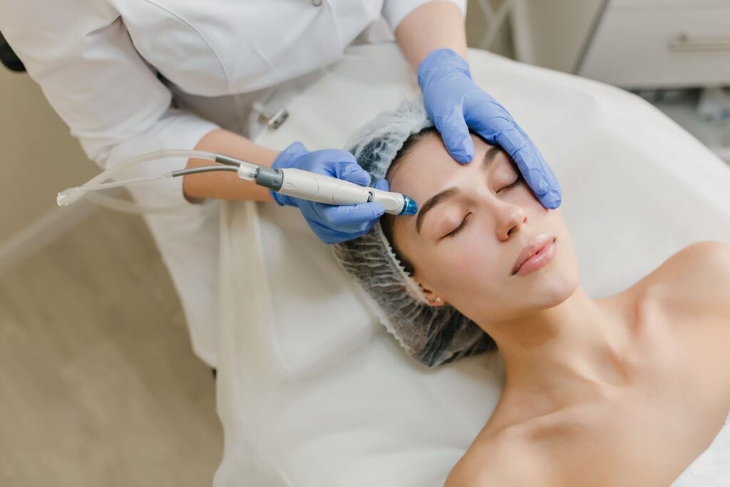 mulher realizando sessão estética