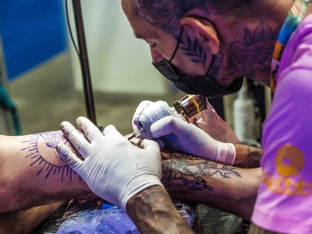 Tattoo Week Rio irá oferecer cursos de tatuagem e piercing para jovens de favela