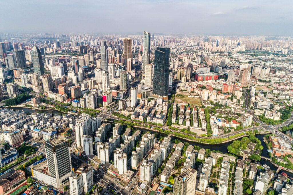 Vista de uma cidade densamente povoada
