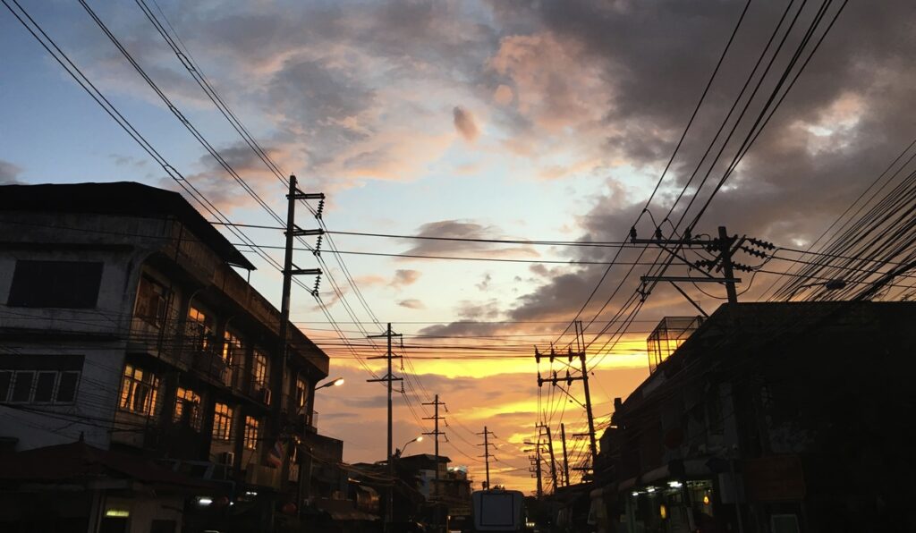 Cidade anoitecendo