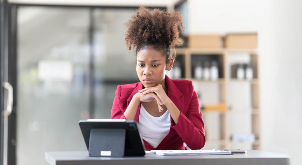 Jovem negra decidindo entre empregos