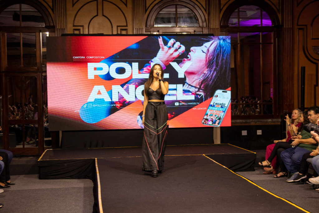 A cantora e compositora Polly Angel