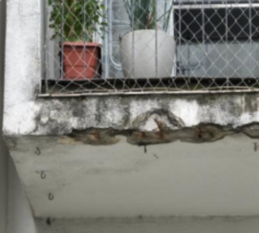 Sacada com danos e risco estrutural.