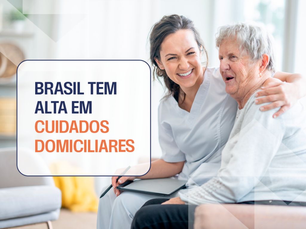 Profissional da saúde sorrindo ao lado de idosa