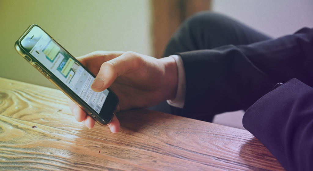 Colaborador utilizando WhatsApp