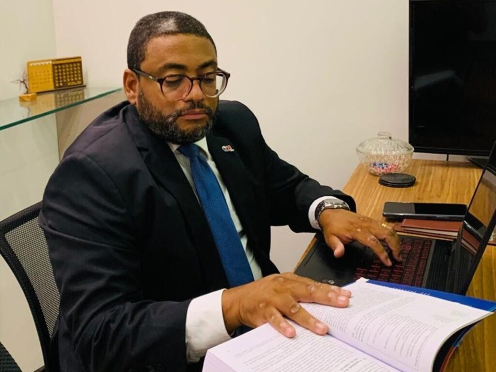 Dr Saul Martins