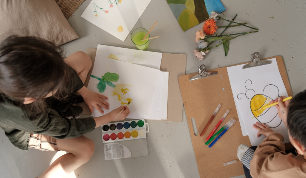 Crianças pintando