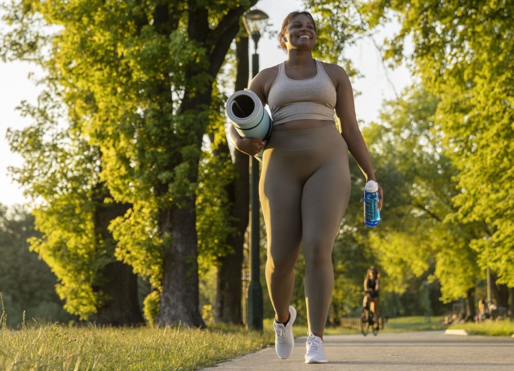 Mulher negra fazendo caminhada