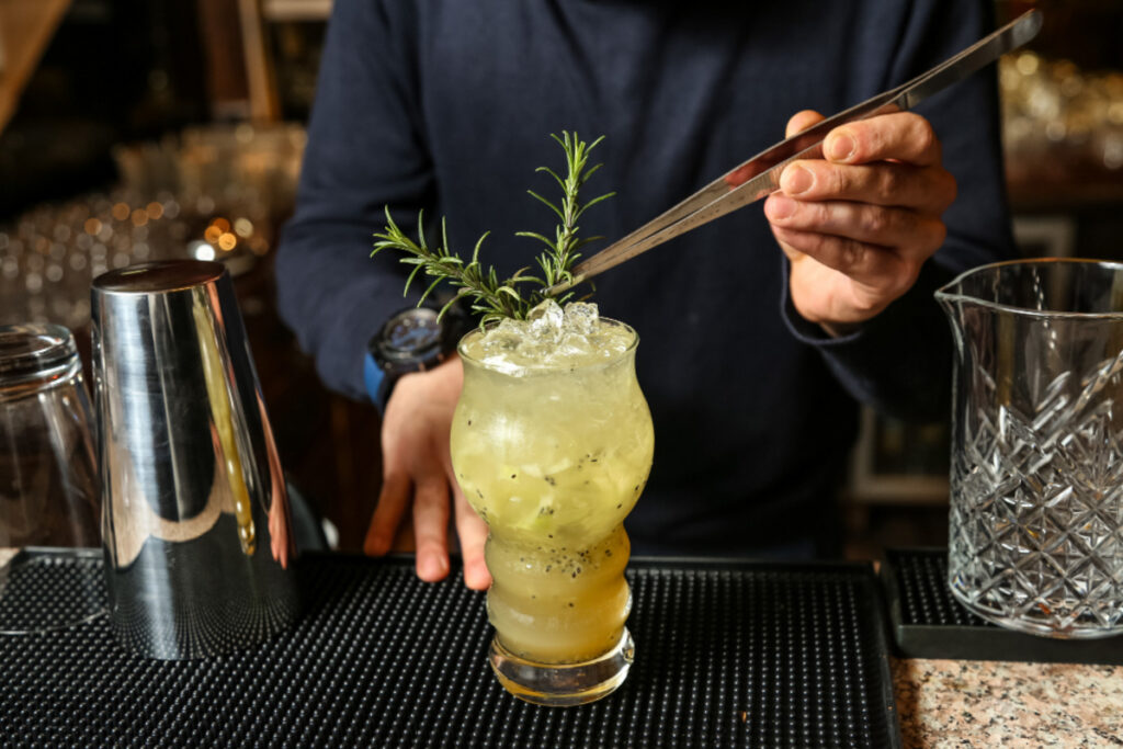 Foto de drink sendo preparado