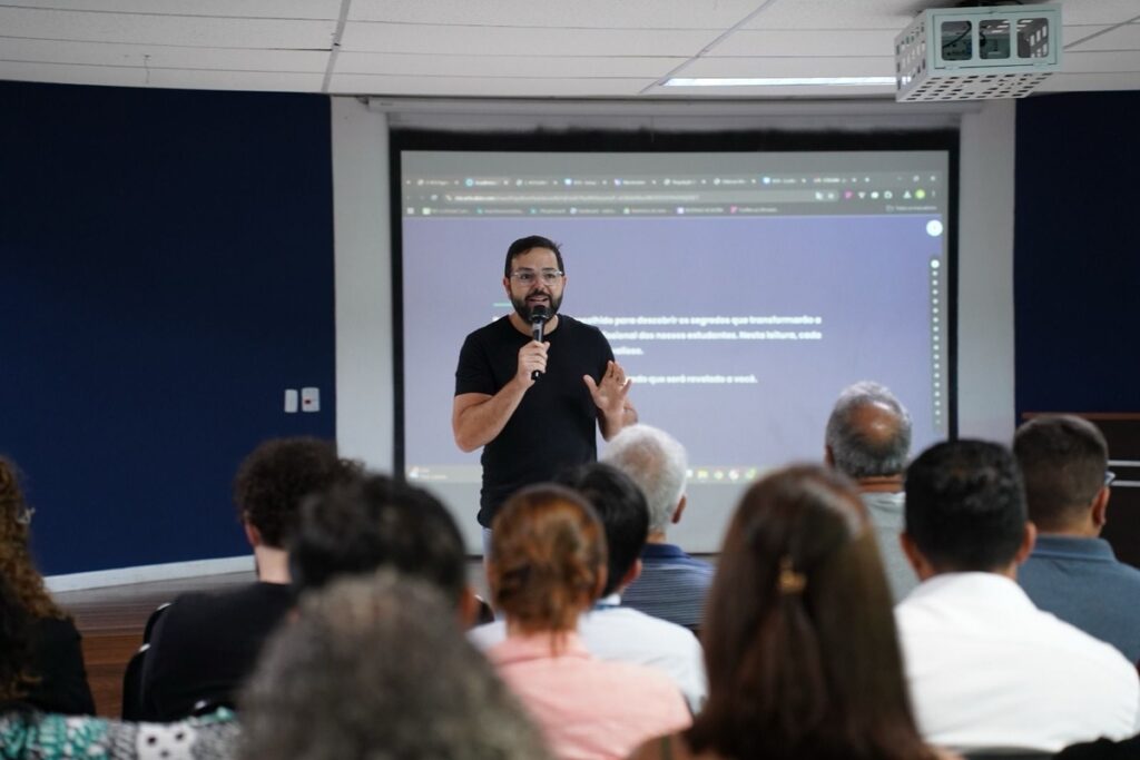 CEO da UniFECAF palestrando