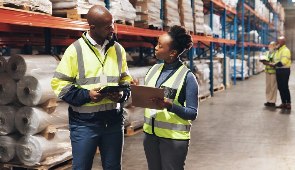 Dois trabalhadores negros de logística