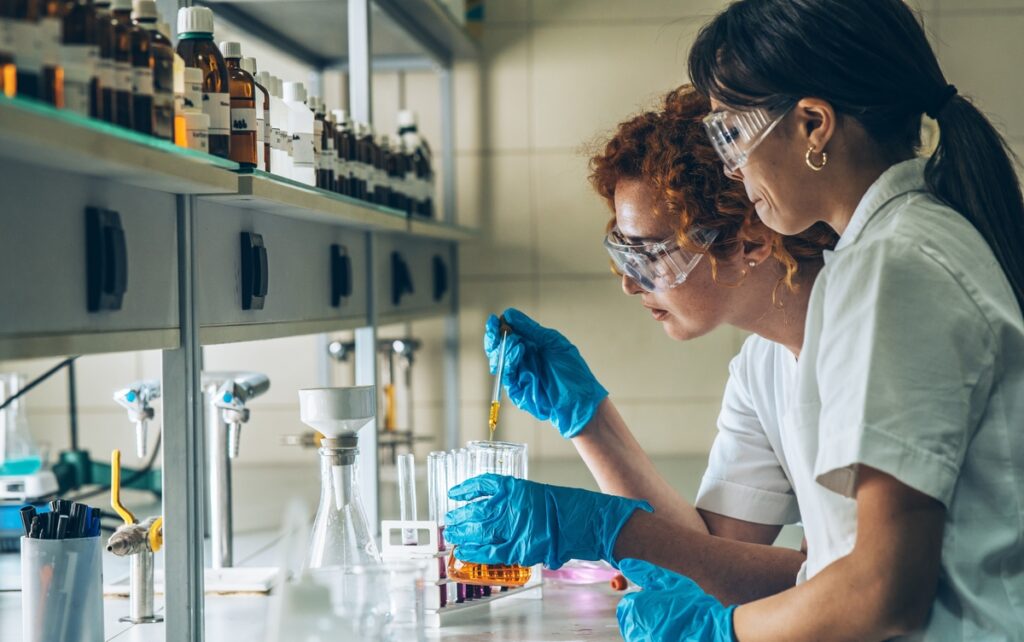 Mulheres trabalhando em laboratório