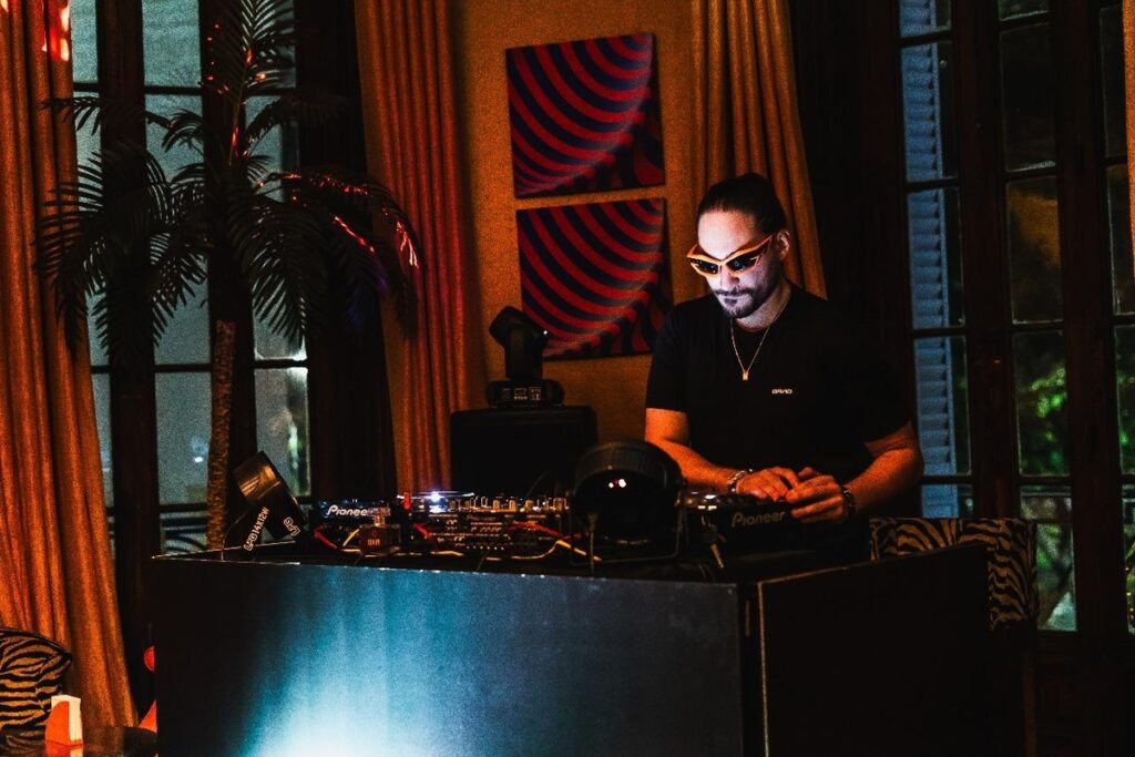 Desfile de Walério Araújo tem trilha de DJ Fábio Lopes