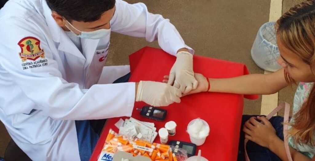 Alunos realizam exames na comunidade