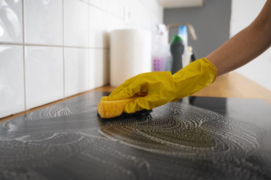 Profissional limpa bancada com esponja