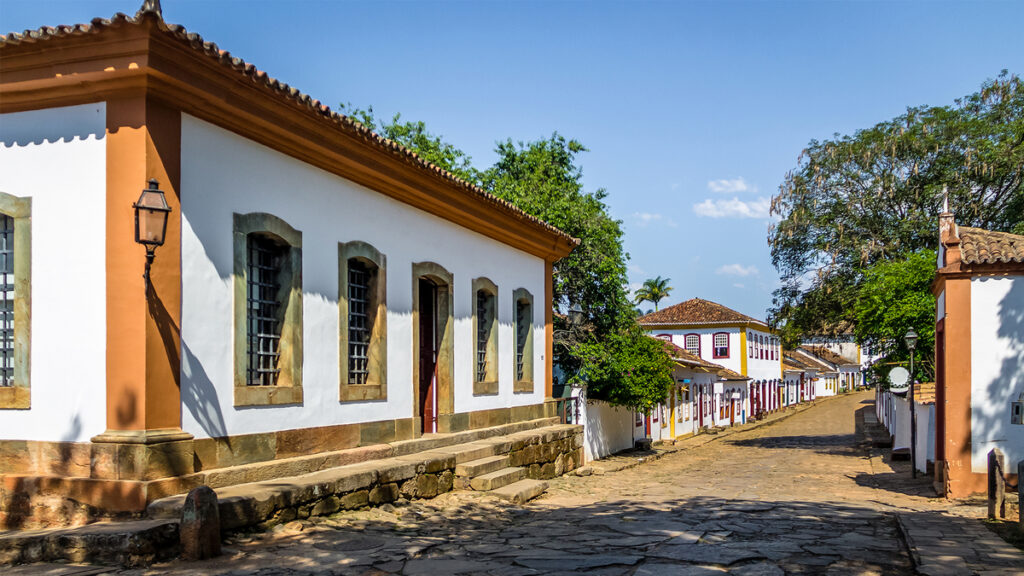 Imagem de casa com fachada colonial