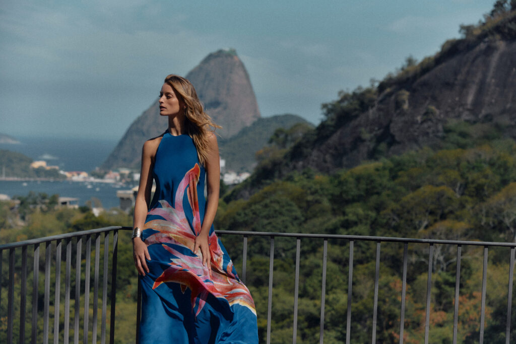 Modelo com Vestido de Seda floral azul