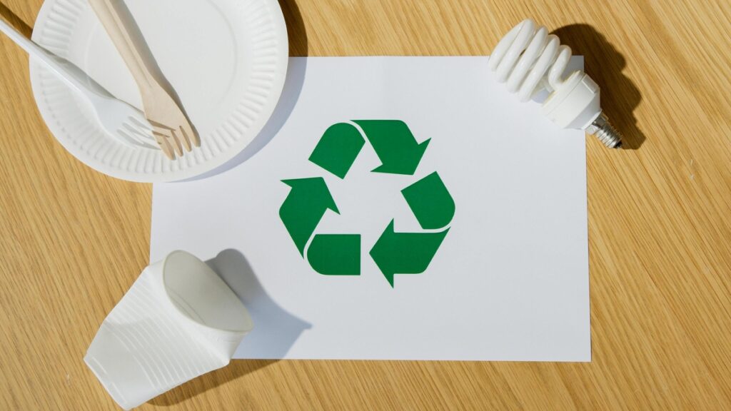 Ícone de reciclagem e outros itens