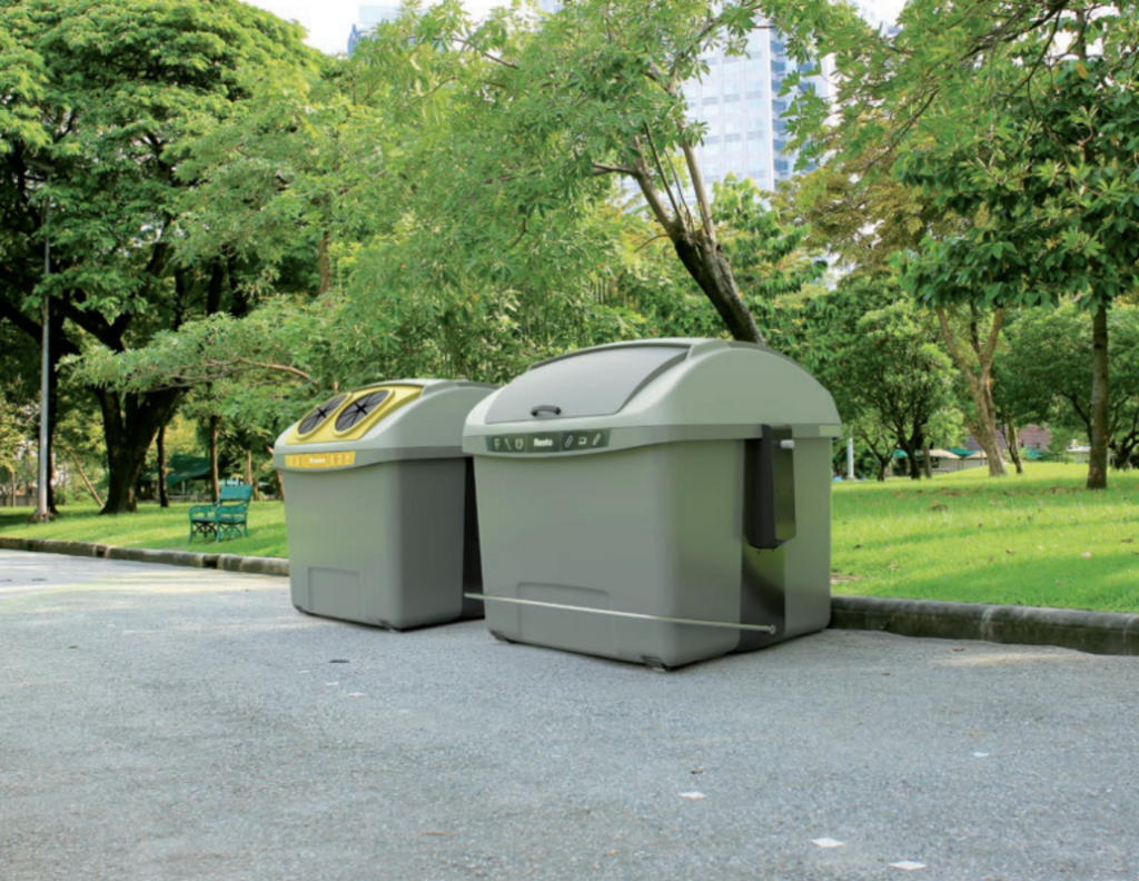 Dois contêineres de lixo em uma praça