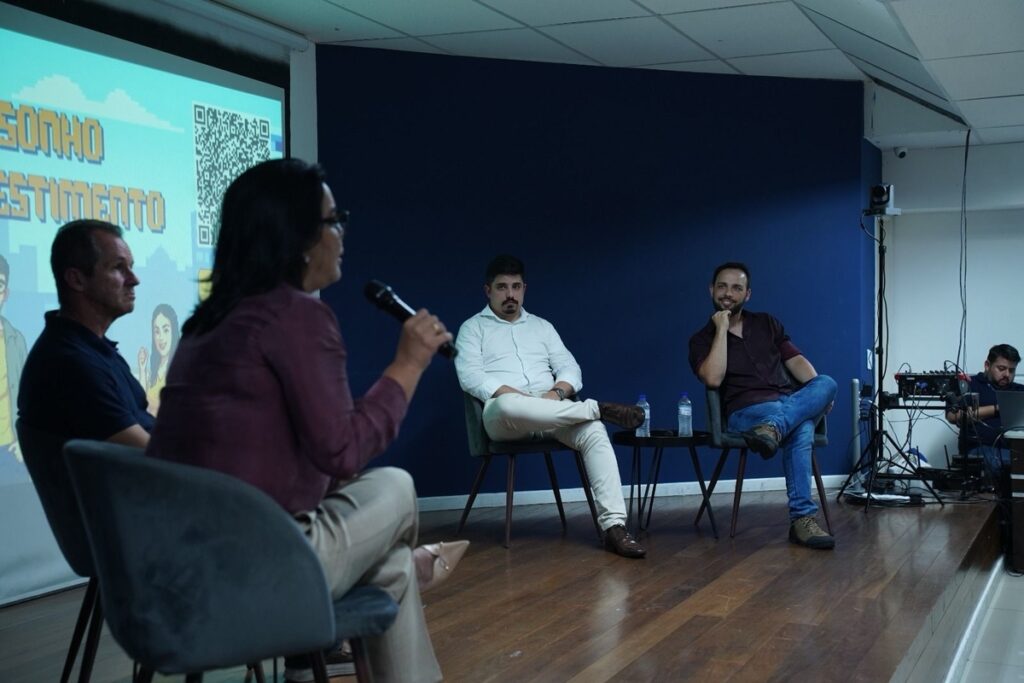 Palestrantes debatendo na UniFECAF