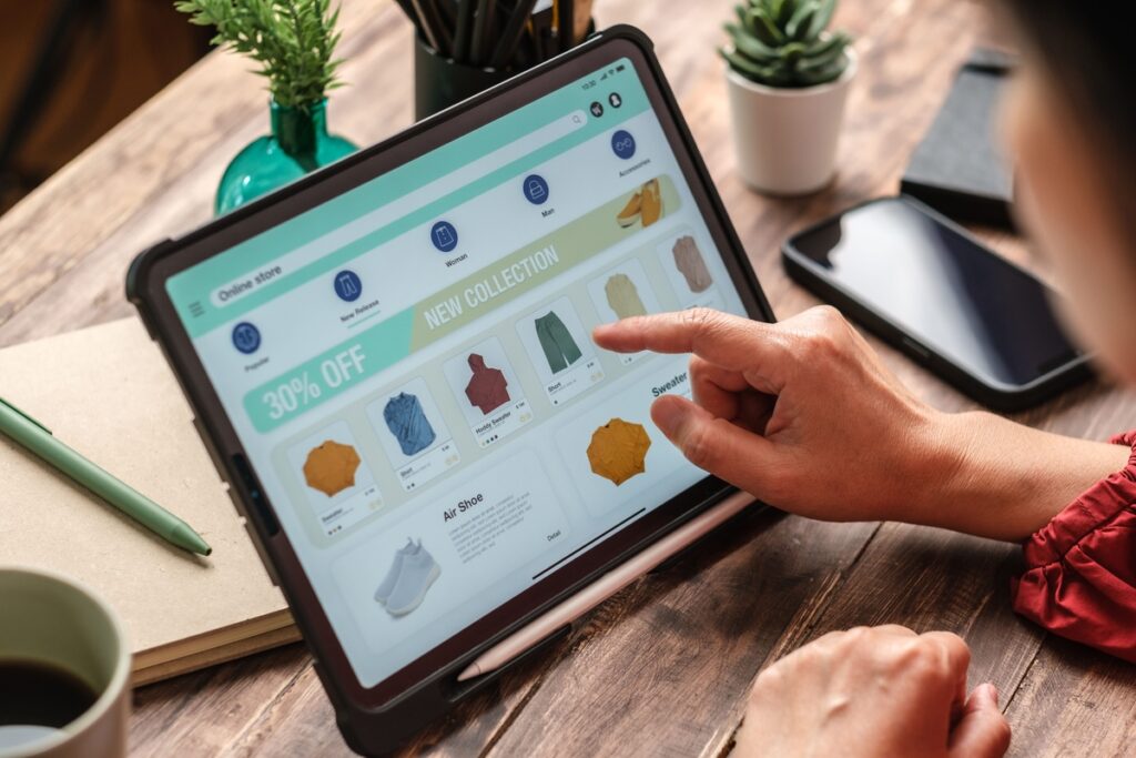 Pessoa fazendo compras em um e-commerce