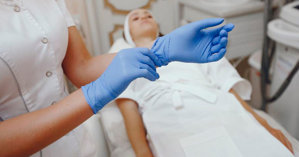 Mulher deitada em maca para estética