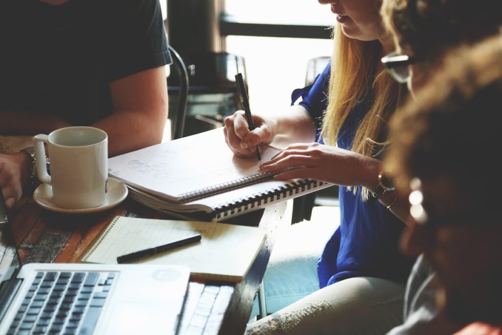 Reunião de equipe com foco em marketing
