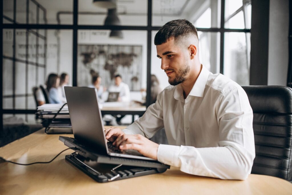 Homem branco no computador.
