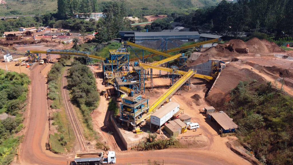 Vista aérea da planta industrial da LGA Mineração, localizada em Congonhas (MG), com destaque para as áreas de beneficiamento de minério, estrutura de britagem e empilhamento a seco
