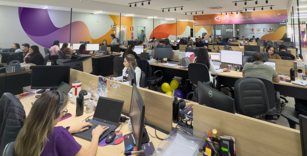 LUZA Group: escritório com equipe ativa