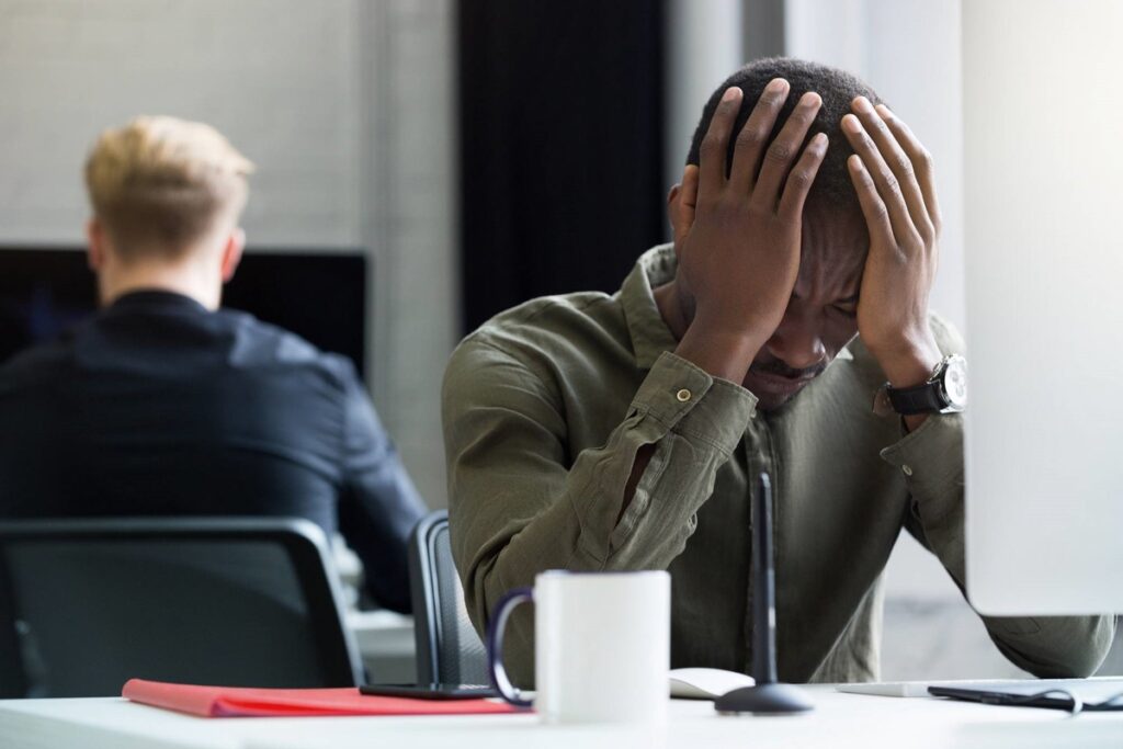 Nova NR-1 expõe o peso do ambiente de trabalho no adoecimento mental