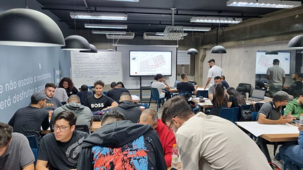 Alunos olhando para o computador
